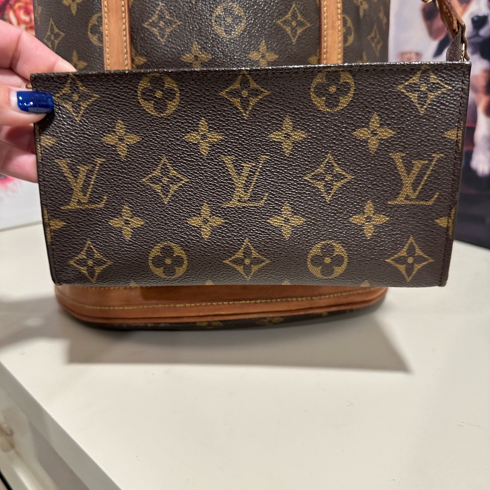 Authentic Louis Vuitton Monogram GM Bucket Bag with pouch. - Picture 12 of 16